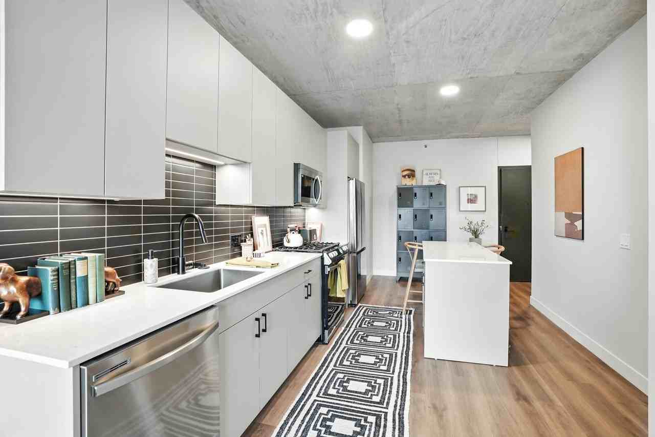 1101 W Lake St - Photo 4 of 20