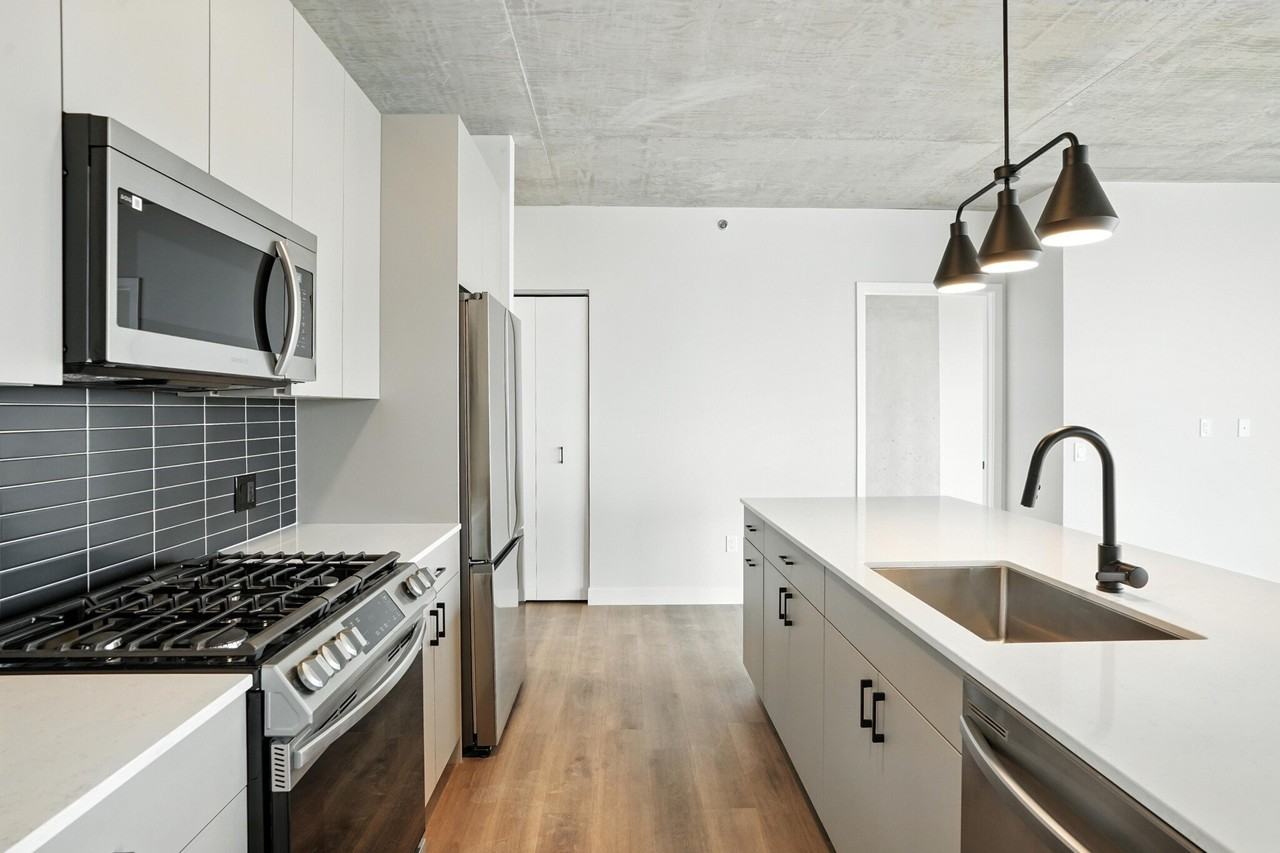 1102 W Lake St - Photo 4 of 20