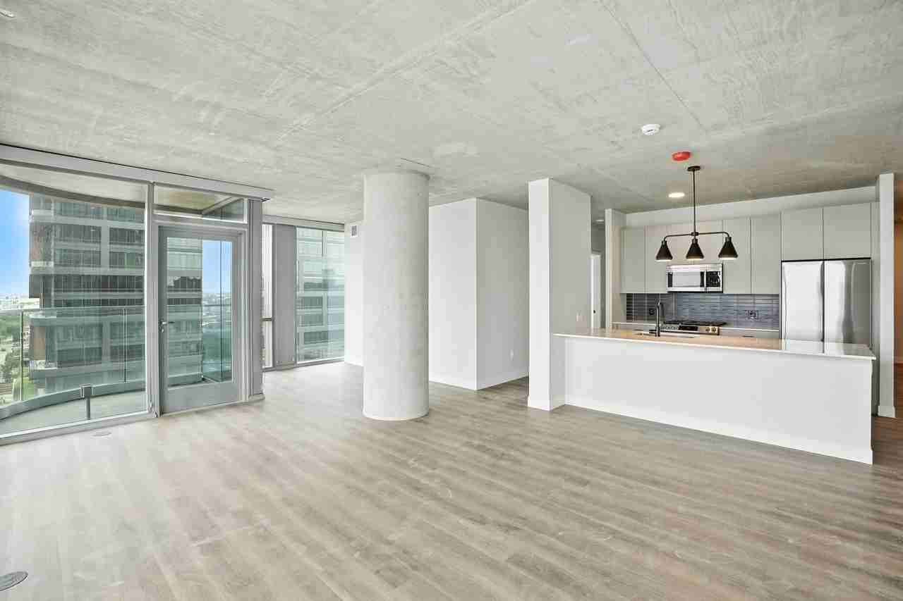 1103 W Lake St - Photo 2 of 26
