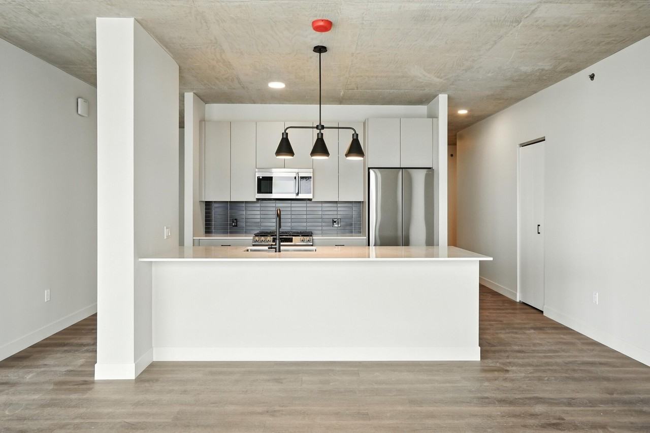 1103 W Lake St - Photo 3 of 26