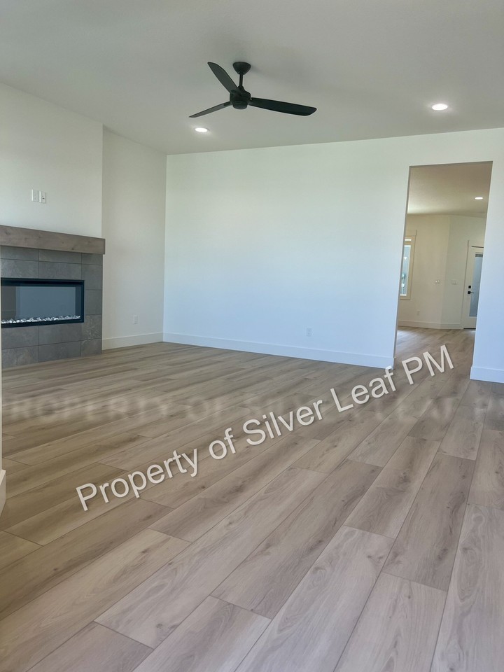 475 E Chevy Dr - Photo 2 of 20