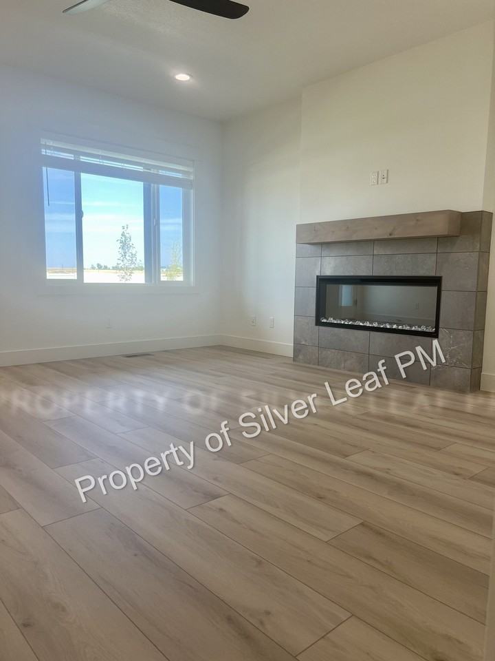 475 E Chevy Dr - Photo 3 of 20