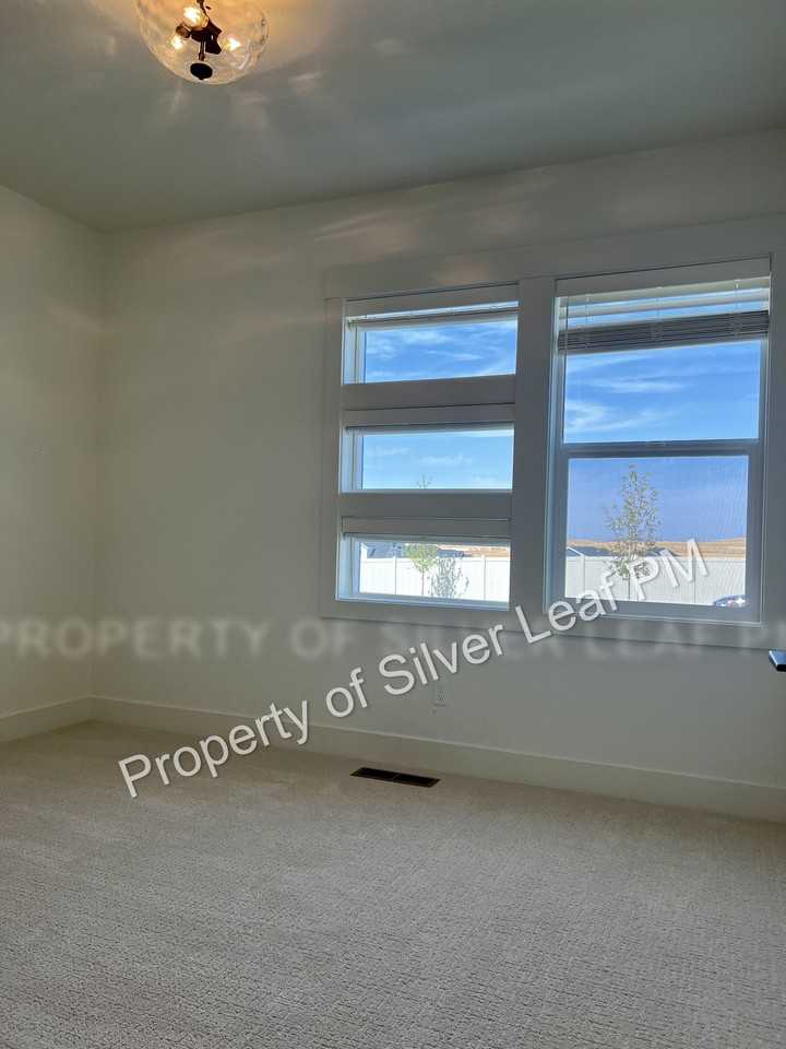 475 E Chevy Dr - Photo 5 of 20