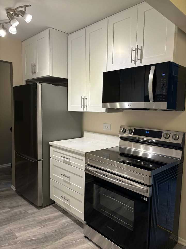 675 Grove Dr - Photo 3 of 9