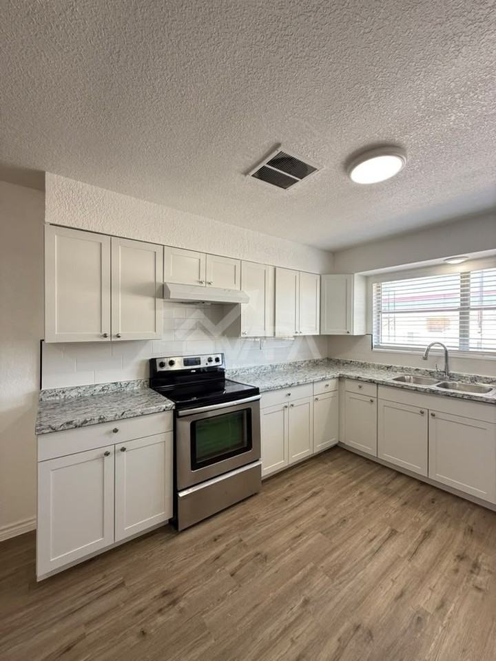 3602 Skylark Ave - Photo 4 of 18