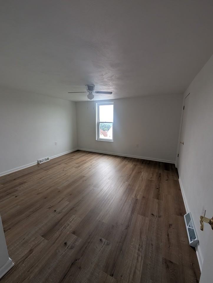 423 Lowell St - Photo 5 of 10