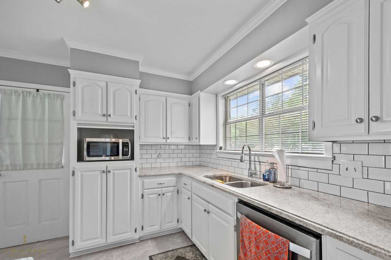 149 Charles Ave - Photo 7 of 18