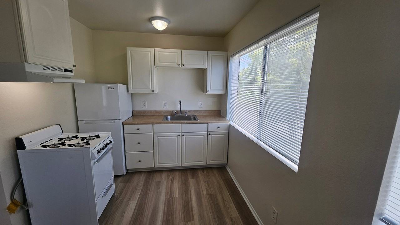 1750 S Longwood Ave #20 - Photo 4 of 8