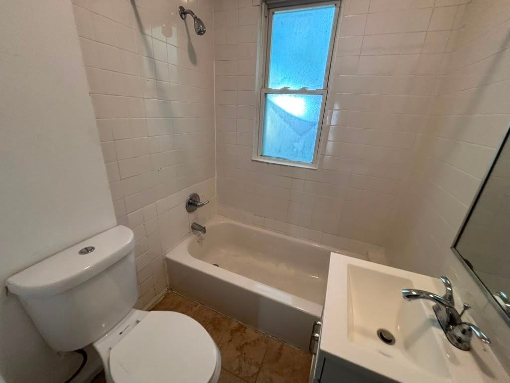 72 Rose Ave #2R - Photo 2 of 4