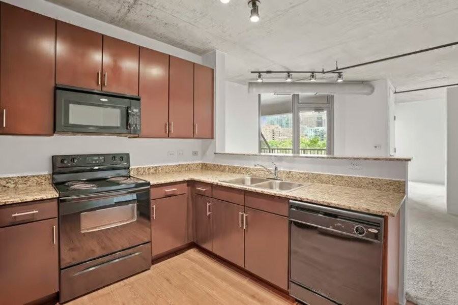 642 S Clark St - Photo 4 of 16