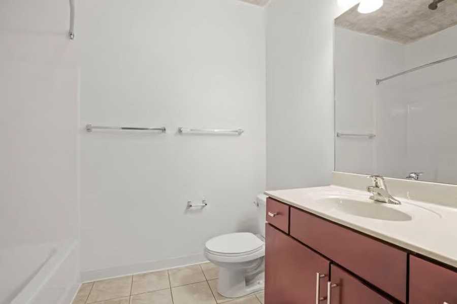 642 S Clark St - Photo 5 of 16