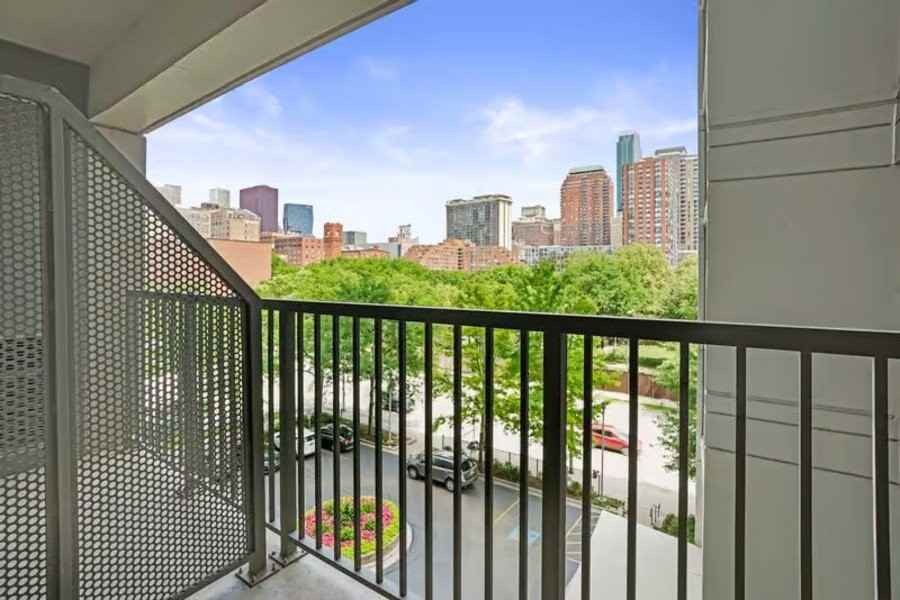 642 S Clark St - Photo 7 of 16