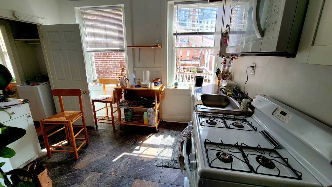 421 W Grace St #303 - Photo 5 of 7