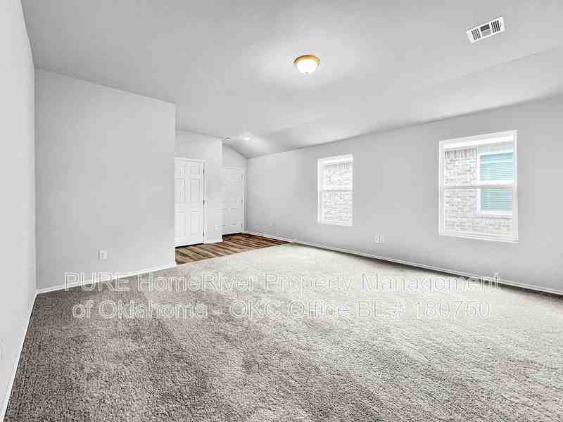 927 Hudson Rd - Photo 2 of 15