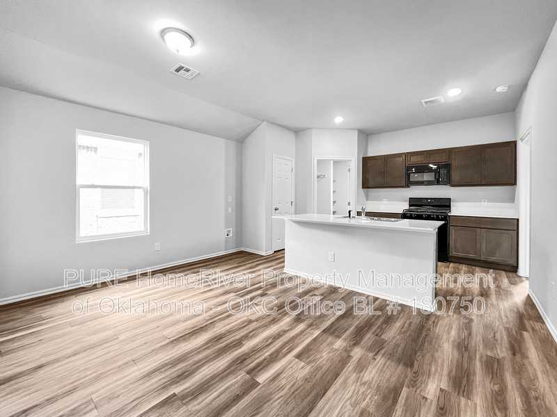 927 Hudson Rd - Photo 3 of 15