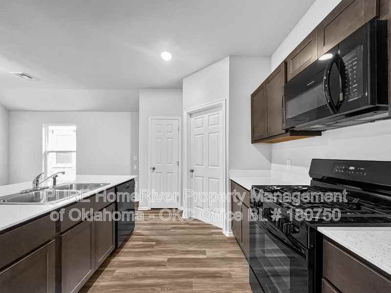 927 Hudson Rd - Photo 4 of 15