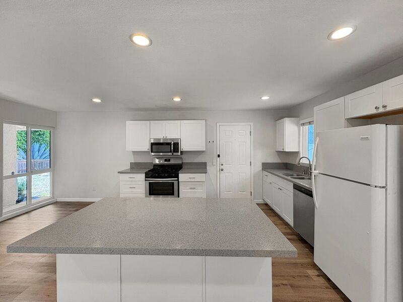 552 Luna Dr - Photo 3 of 22