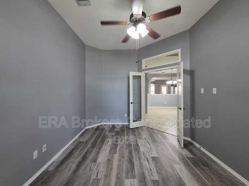 11600 Fletcher Hall Ln - Photo 4 of 12