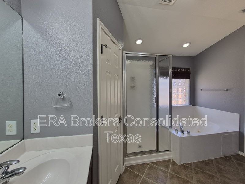 11600 Fletcher Hall Ln - Photo 6 of 12