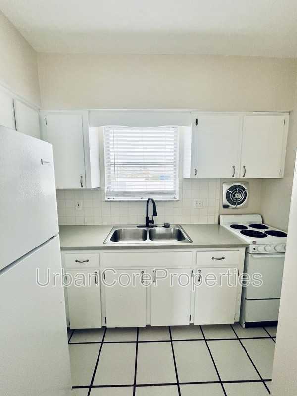 321 24th St N #11 - Photo 3 of 7