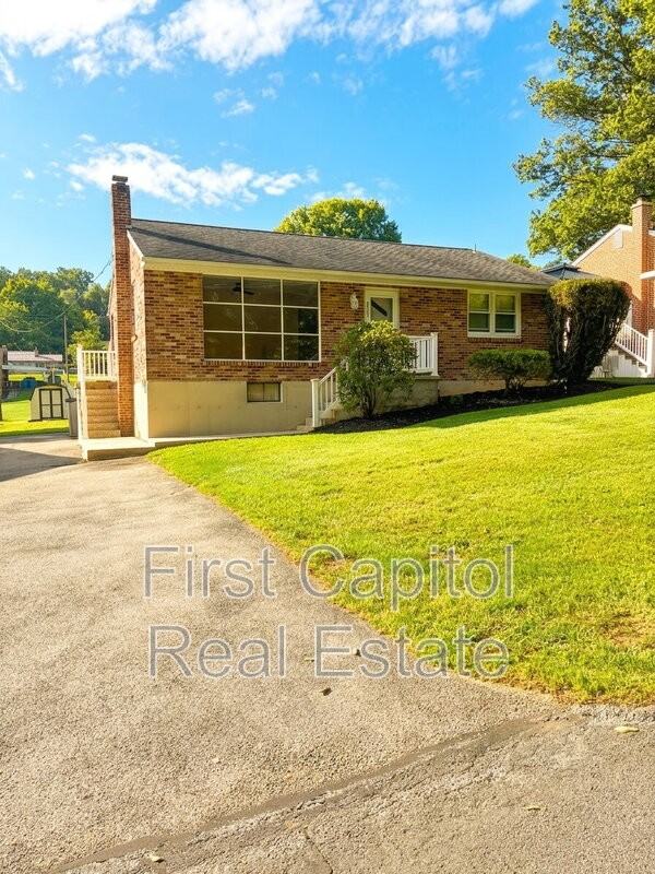 755 York St - Photo 3 of 15