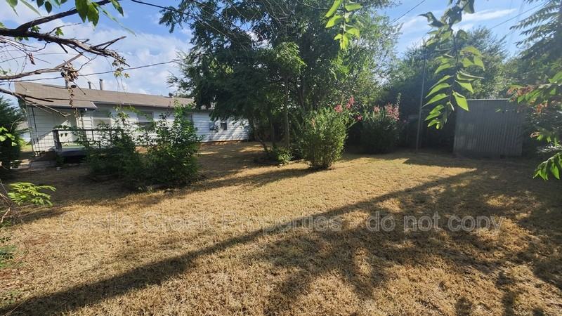 1104 Hickory Ln - Photo 6 of 13
