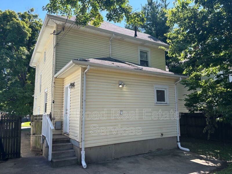 210 Monroe St - Photo 3 of 18