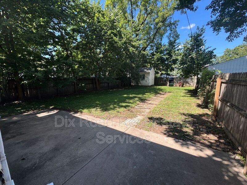210 Monroe St - Photo 4 of 18