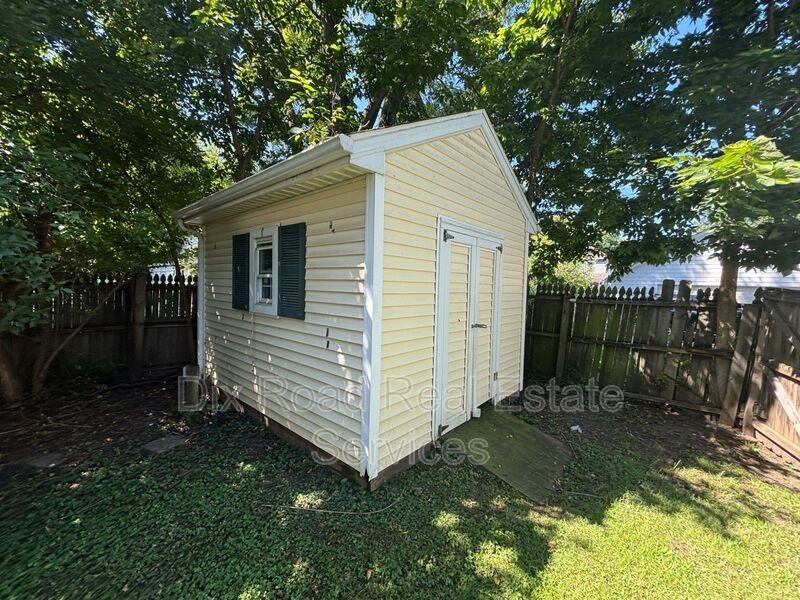 210 Monroe St - Photo 5 of 18