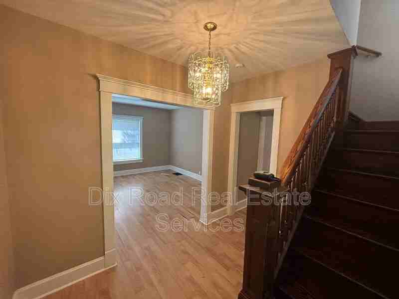 210 Monroe St - Photo 6 of 18