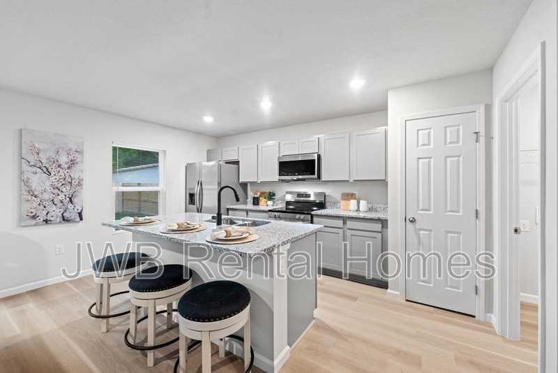 2954 Thomas St - Photo 2 of 24