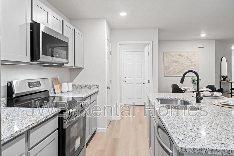 2954 Thomas St - Photo 4 of 24