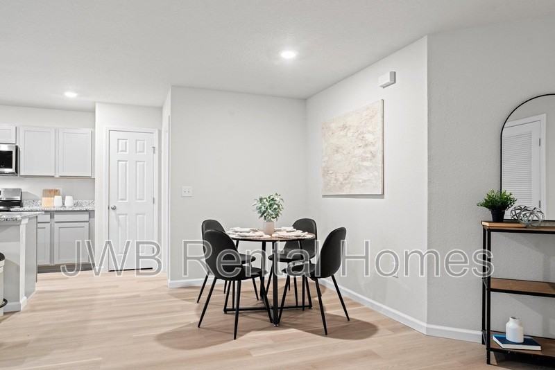 2954 Thomas St - Photo 5 of 24