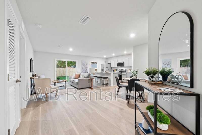 2954 Thomas St - Photo 6 of 24