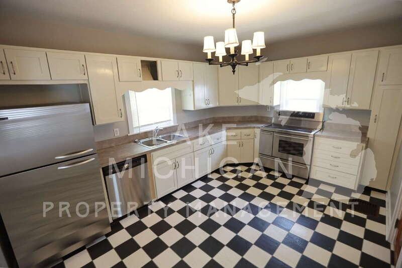 841 Capen St Ne - Photo 3 of 15