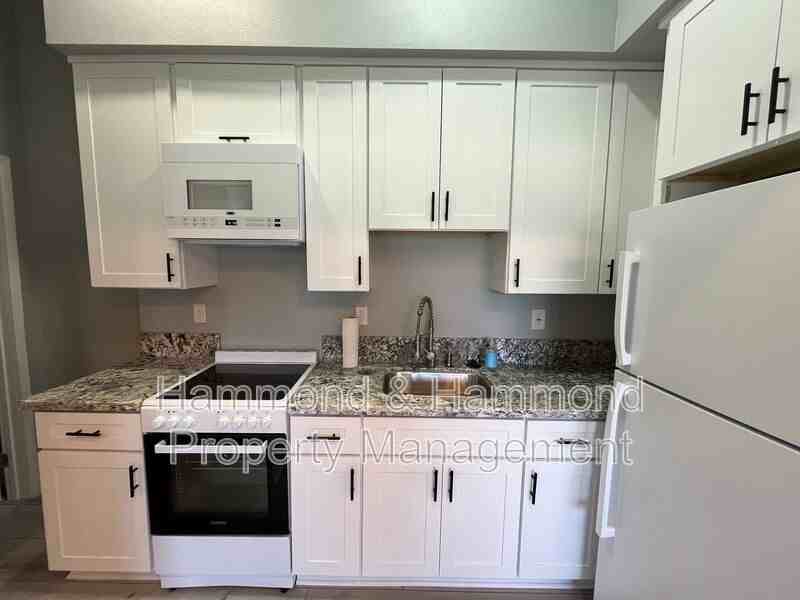 23242 Victory Blvd - Photo 7 of 12