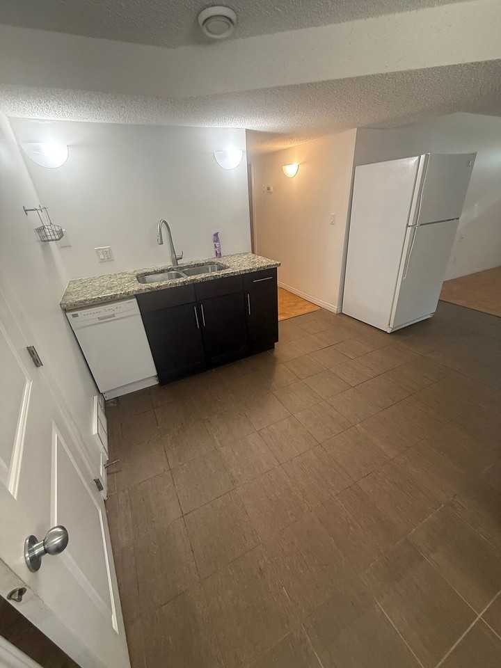 6524 112 St Nw - Photo 4 of 12