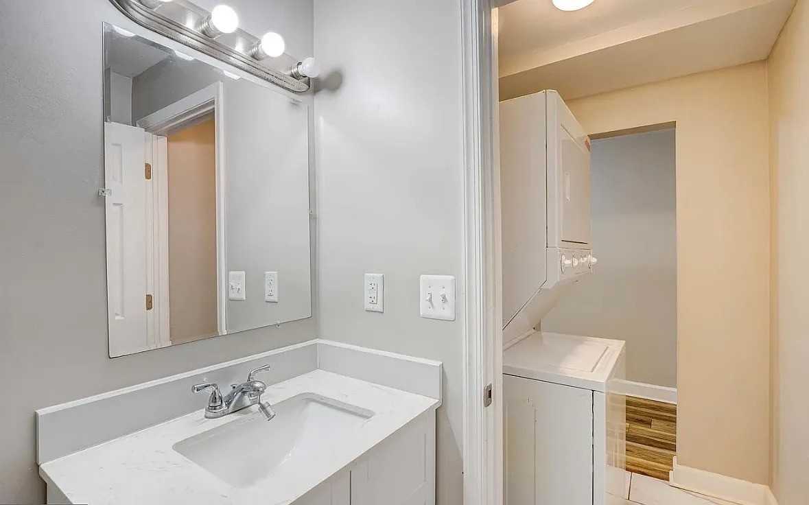 712 Winston Ave #1 - Photo 3 of 11