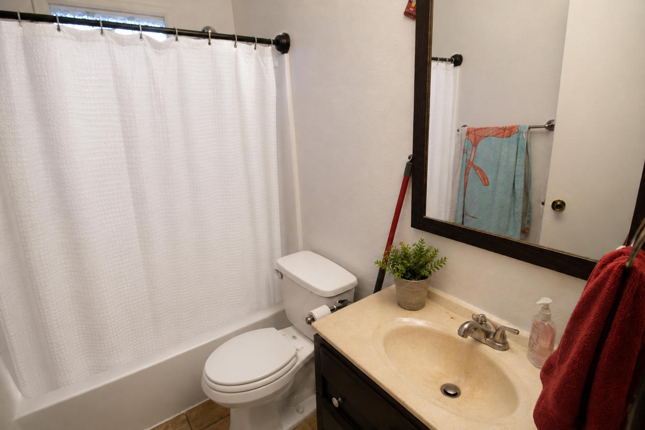 703 E 6th St - Photo 6 of 7