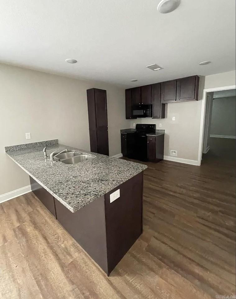 607 Lenora St - Photo 4 of 10