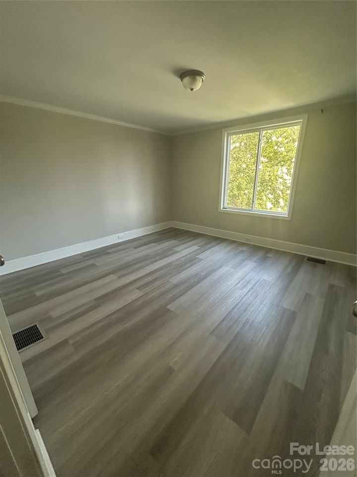 634 Mckee St - Photo 5 of 5