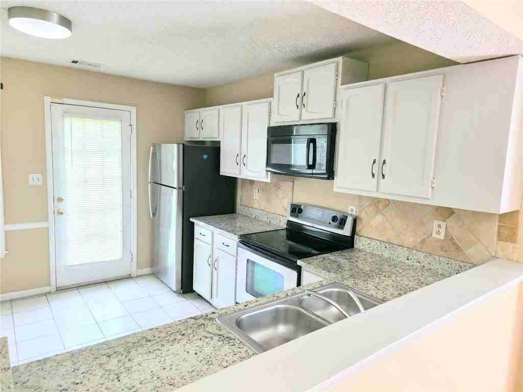 8020 Woodlake Dr - Photo 4 of 10