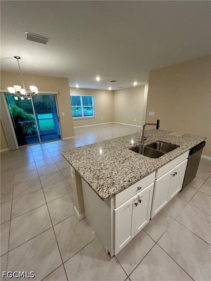 3076 Royal Gardens Ave - Photo 4 of 11