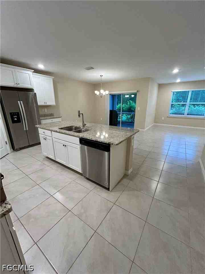 3076 Royal Gardens Ave - Photo 5 of 11