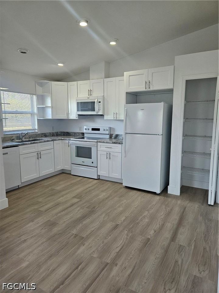 1247 Bacon Ave #B - Photo 3 of 10