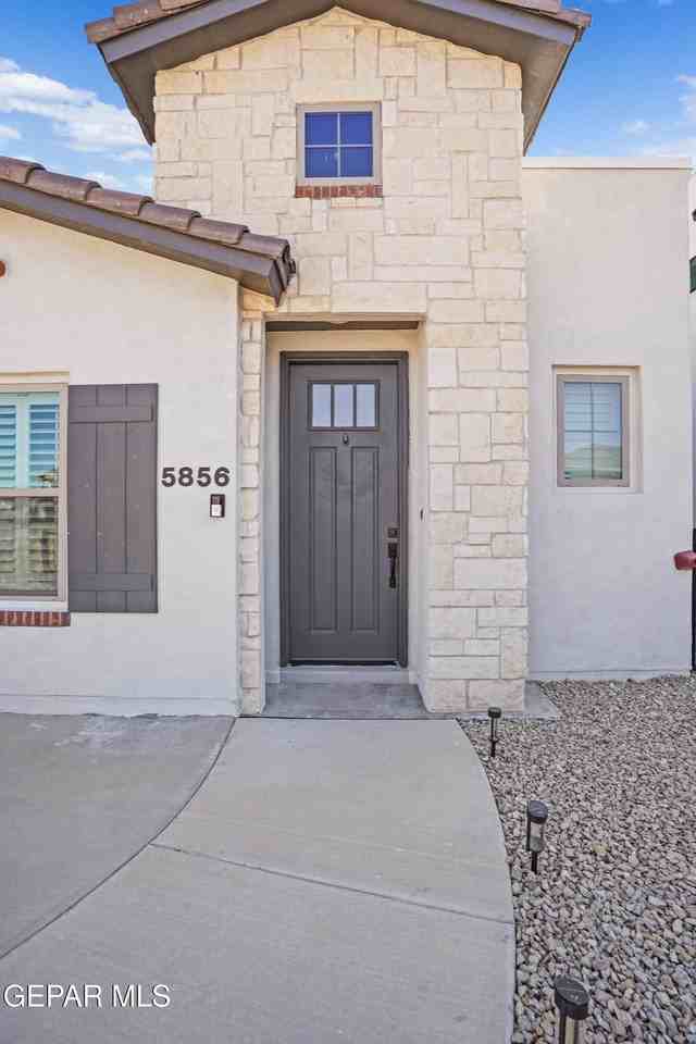 5856 Kobe Bryant St - Photo 4 of 30