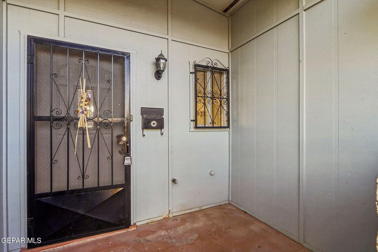 8408 Mineola Dr - Photo 4 of 34
