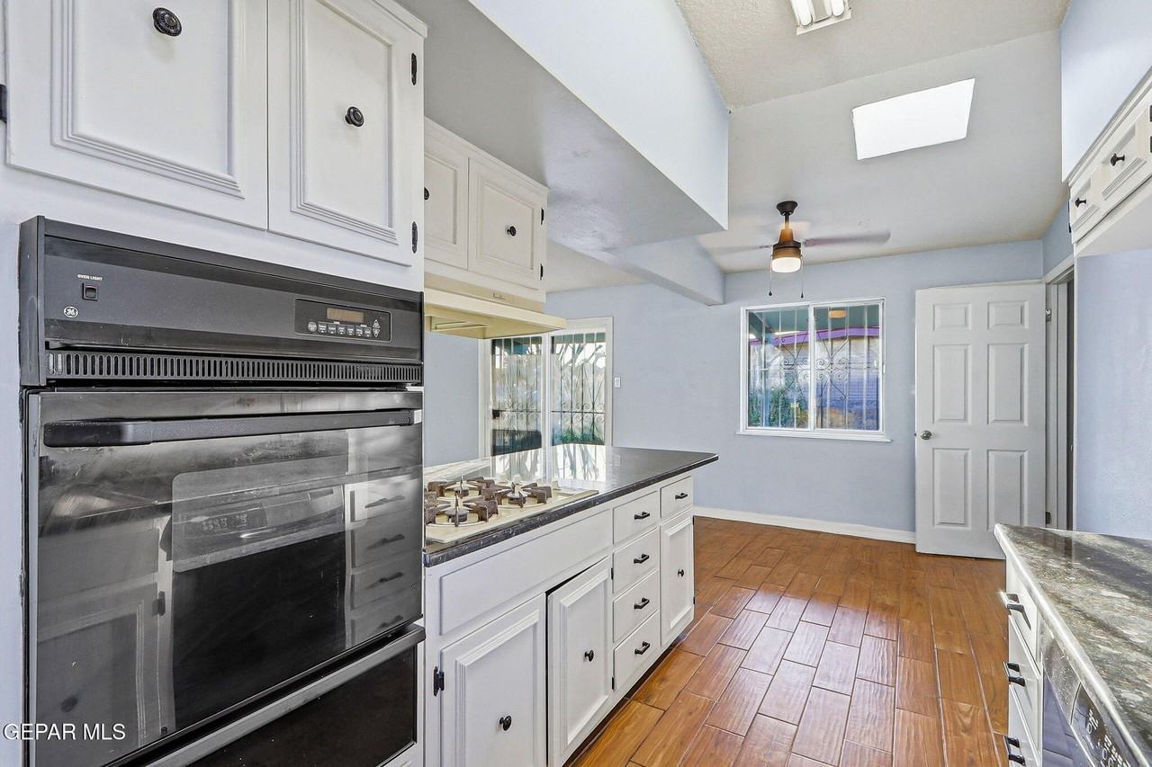 8408 Mineola Dr - Photo 6 of 34