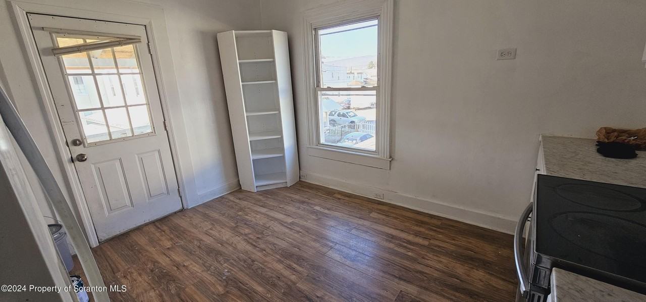 1319 Washburn St #2ndFL - Photo 3 of 9