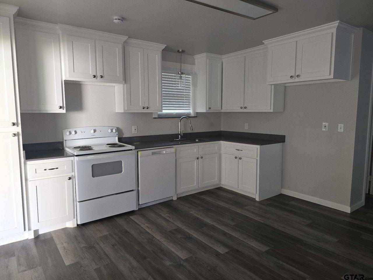 412 Lindsey St - Photo 3 of 10